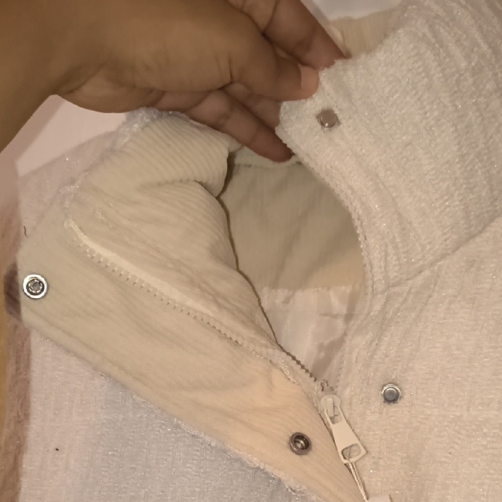 Elegant White Puffer Jacket (Stain On Sleeve) - Picture 4 of 11